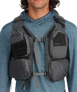Gilet SIMMS Flyweight Vets Pack Smoke | PLC-PECHE.FR